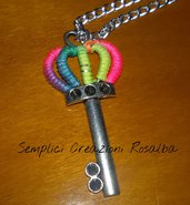 Collana supercolorata con  chiave lavorata all'uncinetto, con colori fluo fatta a mano