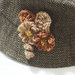 Spilla decorativa per cappello,borsa,giacca.Fiori di lana a telaio,foglie e riccioli all'uncinetto.Aggiunta di perline