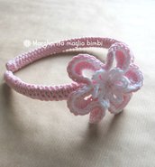 Cerchietto - cerchiello bambina rivestito a maglia in cotone rosa con fiore all'uncinetto