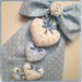 Fiocco nascita in piquet di cotone azzurro a pois bianchi con rosellina e 4 cuori 