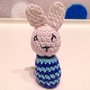 Piccolo coniglietto bianco amigurumi con sorpresa cioccolatino, fatto a mano all'uncinetto, idea regalo per Pasqua