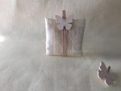 Sacchetto  bustina in taffetà avorio  con merletto, chiuso con una farfalla molletta 