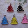 5 alberi di natale in smalto 19x15 mm.