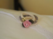  Bracciale in lana tubolare.3 fili color crema/beige.Fiore centrale ( rosa),con foglie (uncinetto) ,perla e ciondolo in metallo (farfalla)
