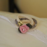  Bracciale in lana tubolare.3 fili color crema/beige.Fiore centrale ( rosa),con foglie (uncinetto) ,perla e ciondolo in metallo (farfalla)