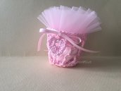Cestino tondo in cotone rosa lavorato ad uncinetto con cuoricino e tullini  con confetti 