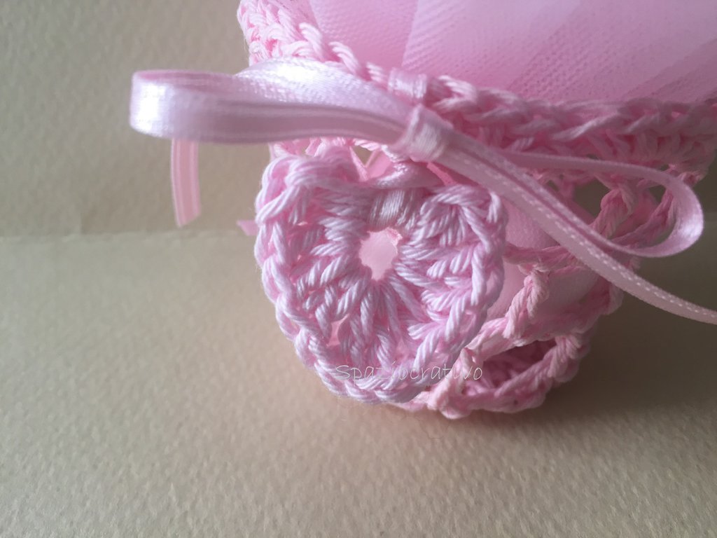 Bouquet di rose rosse e rosa all'uncinetto per la Festa della Mamma, regalo floreale di compleanno lavorato a maglia per lei, compleanno, mamma