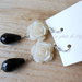 Orecchini pendenti con rosa bianca e goccia di cristallo nera, idea regalo.