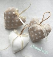 Tre bomboniere di stoffa a forma di cuore da appendere in stile country nei toni del beige♡