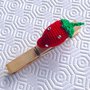 Molletta chiudipacco con fragola amigurumi rossa con strass, fatta a mano all'uncinetto 