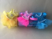 Scatolina porta-confetti quadrata in cartone rigido colorata con sopra  un tutù- spilla o fermacapelli 