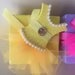 Scatolina porta-confetti quadrata in cartone rigido colorata con sopra  un tutù- spilla o fermacapelli 