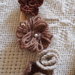 Elegante e ricca COLLANA in maglia tubolare 2 fili beige con fiori grigio-marrone-arancione a telaio e all'uncinetto.Foglie,rose,elemento a goccia e perle.