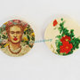 Medaglione ciondolo  in legno raffigurante Frida Kahlo 35 mm 1pz