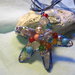 Ciondolo "stella marina" con filo metallico e pietre multicolore