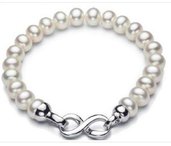 Bracciale realizzato con perle naturali coltivate e chiusura connettore infinito placcato argento idea regalo per lei