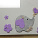 Elefantino e cuori di lana tra fiori lilla e rosa - cornice specchio bianca personalizzabile con nome - idea regalo nascita