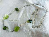 Collana di catena e perle verdi
