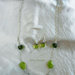 Collana di catena e perle verdi