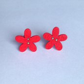 Orecchini con bottoncini a fiorellino in legno rossi 