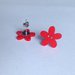 Orecchini con bottoncini a fiorellino in legno rossi 