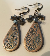 orecchini pendenti a goccia oro con incisione di fiori blu e fiocco in bronzo fatti a mano