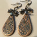 orecchini pendenti a goccia oro con incisione di fiori blu e fiocco in bronzo fatti a mano