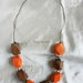 Collana con perle di legno marrone e arancio