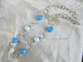 Collana con catena, perle azzurre e bianche