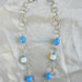 Collana con catena, perle azzurre e bianche