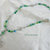 Collana con perline verdi e dettagli wire