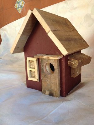 Homescapes, casetta per uccelli in legno massello, colore blu, altezza 26 cm x larghezza 20 cm, per recinzione o alberi, realizzata in legno di ontano
