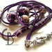 collana lunga viola, lilla, rosa e beige, murrine Klimt, perle tonde e a tubi, nastrino in alcantara, fermaperle filo argento, chiusura elegante