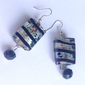 Orecchini pendenti con perline sfaccettate nere e  perle rettangolari argentate e colorate, fatti a mano
