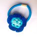 Elastico per capelli con fiore azzurro e blu fatto a mano all'uncinetto con perlina centrale 