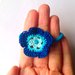 Elastico per capelli con fiore azzurro e blu fatto a mano all'uncinetto con perlina centrale 