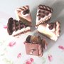 DUE CIONDOLI - FETTA DI TORTA PAN DI SPAGNA e GLASSA CIOCCOLATO e TORTA AL CAFFE con PANNA per orecchini - braccialetti - collane - charms