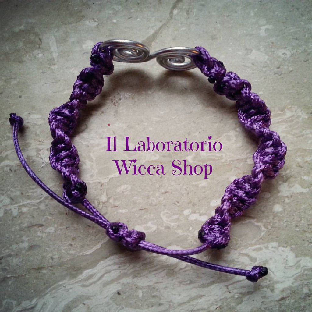 Bracciale in macramè realizzato a mano, con lurex viola e sfera di
