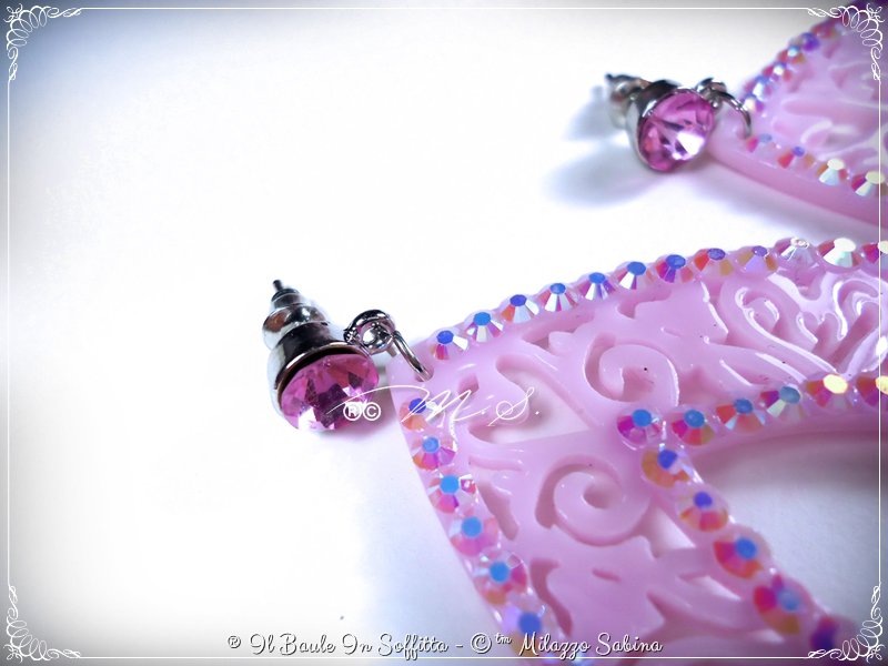 Orecchini pendenti con cristallo Swarovski rosa taglio a goccia e finitura rodiata