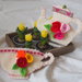 SPILLA in feltro:TEIERA con rose e foglie,passamaneria e paillettes.Ricamata a mano.Accessorio,bomboniera