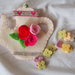 SPILLA in feltro:TEIERA con rose e foglie,passamaneria e paillettes.Ricamata a mano.Accessorio,bomboniera
