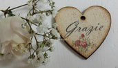 Piccolo cuore in legno personalizzabile,per bomboniere o segnaposto,decorato con fiori o nome