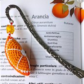 Segnalibro a gancio con spicchio di arancia amigurumi fatto a mano all'uncinetto e perlina sfaccettata arancione, per lettori golosi