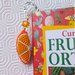 Segnalibro a gancio con spicchio di arancia amigurumi fatto a mano all'uncinetto e perlina sfaccettata arancione, per lettori golosi