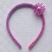 Cerchietto per capelli mélange nelle tonalità del rosa rivestito, con fiorellini e perla centrale, fatto a mano in tricotin