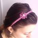 Cerchietto per capelli mélange nelle tonalità del rosa rivestito, con fiorellini e perla centrale, fatto a mano in tricotin