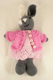 Isotta- coniglio in lana realizzato a maglia (abito più maglia)