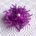 Spilla con fiore petaloso nelle tonalità del viola con perla rosa centrale, fatto a mano con flower loom