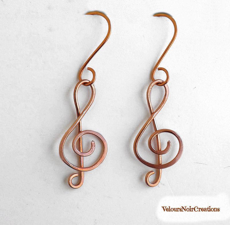 Scatola di legno con chiave di violino e nota musicale - Italia