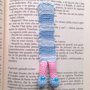 Segnalibro Lettrice immersa nei libri con gambe amigurumi e scarpine azzurre con perline, fatto a mano all'uncinetto